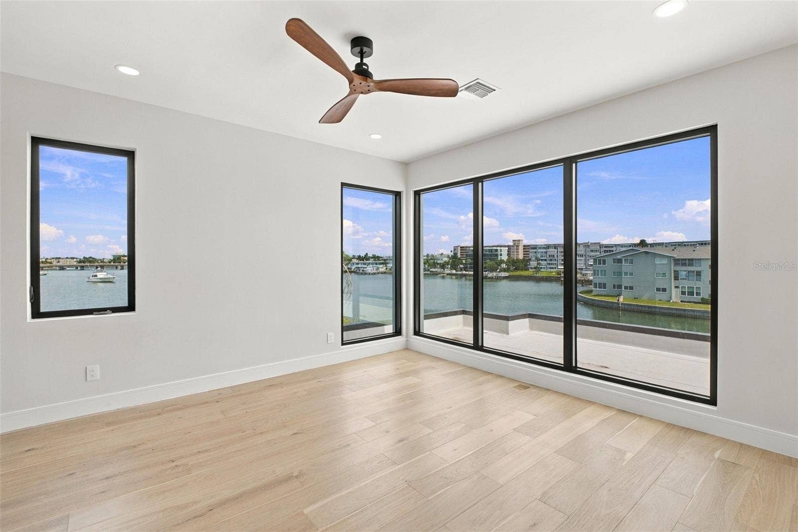 7176 S SHORE DRIVE S, South Pasadena, FL 33707