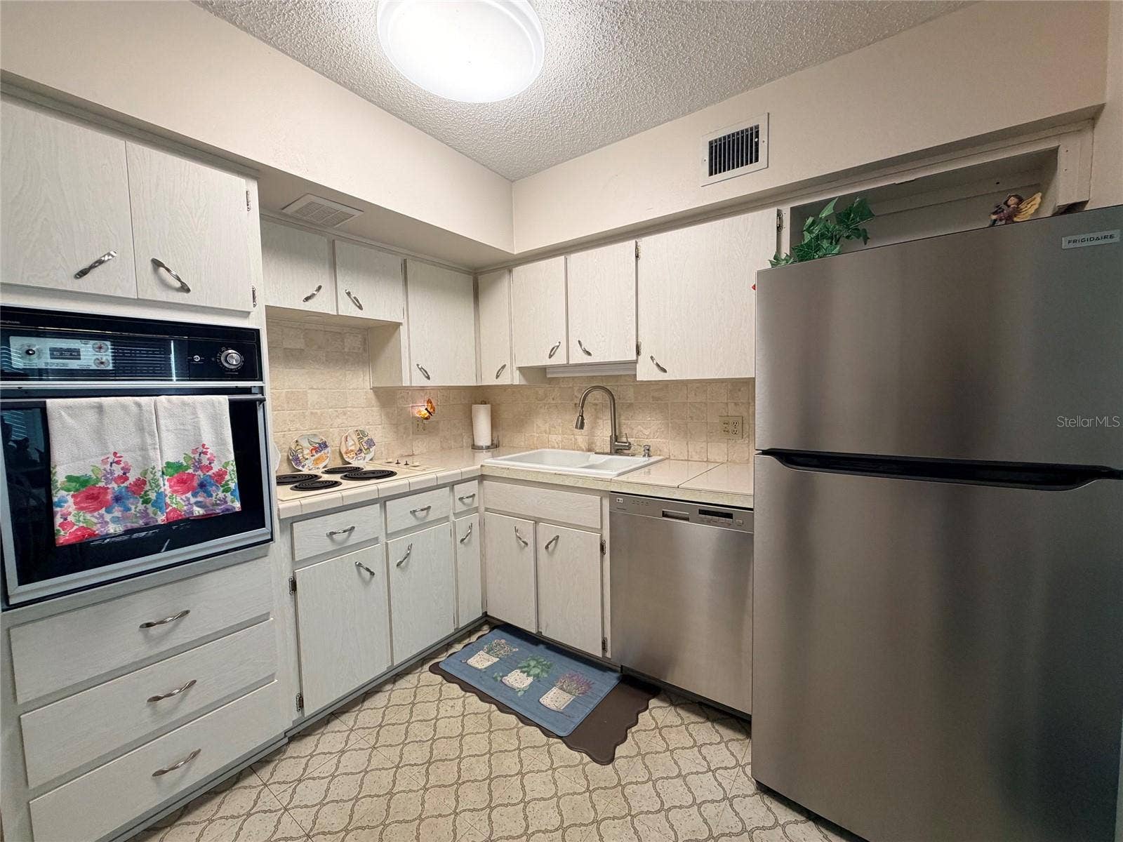 1Y - SS refrigerator - Fully Stocked Kitchen