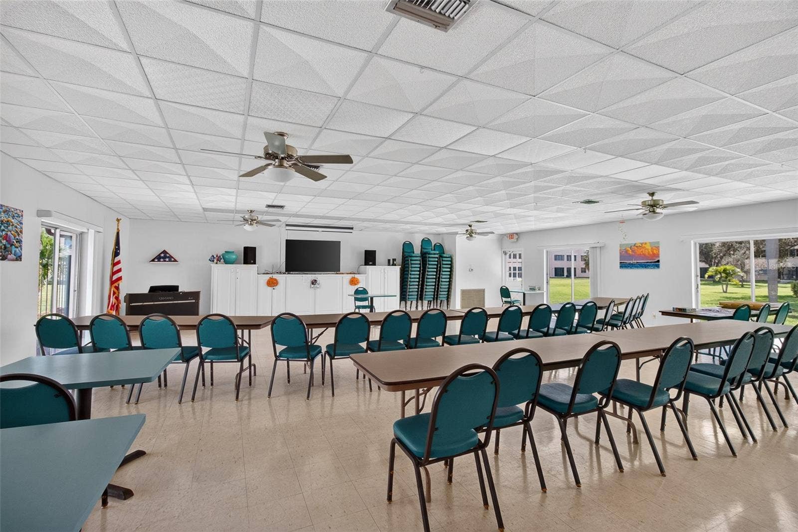 5095 BAY STREET NE, #104, St Petersburg, FL 33703 Large space may rent