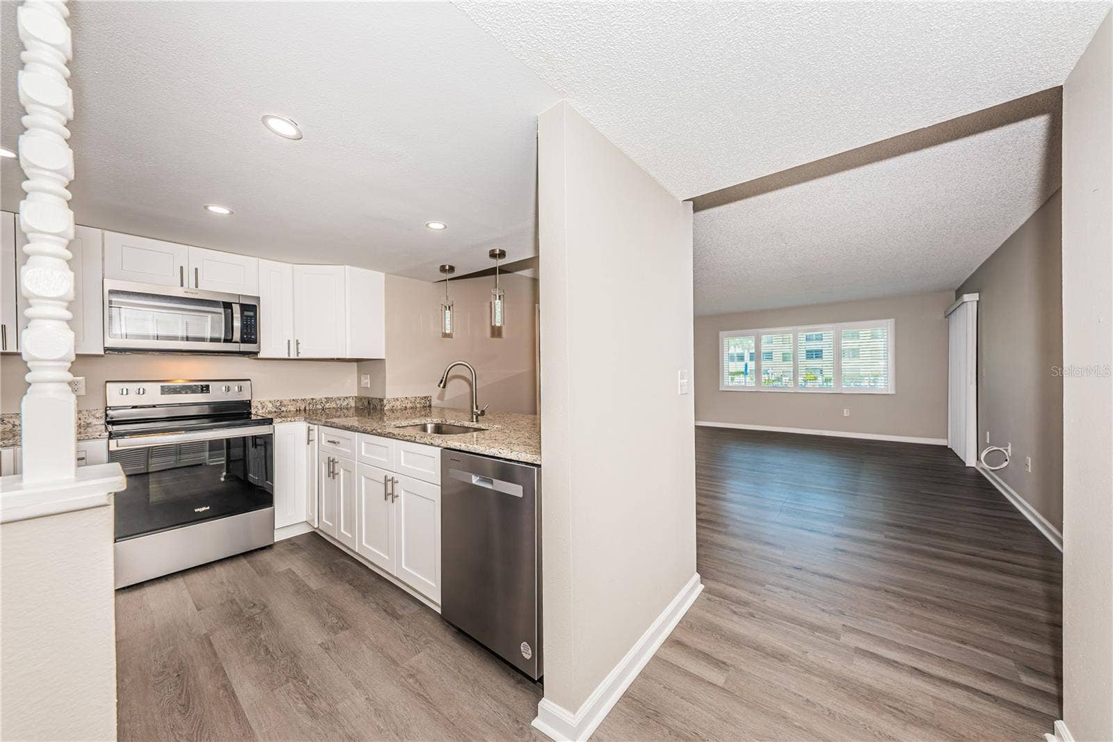 2591 COUNTRYSIDE BOULEVARD, #5106, Clearwater, FL 33761 Kitchen