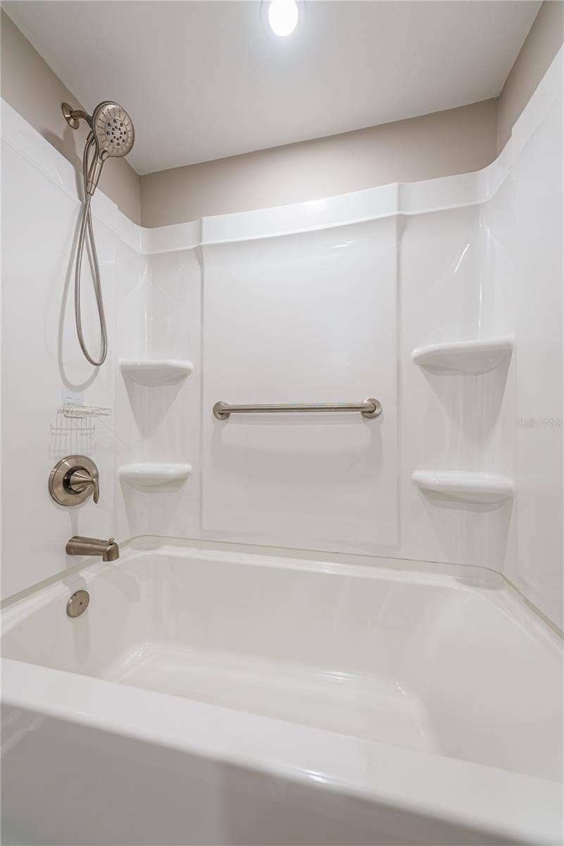 2591 COUNTRYSIDE BOULEVARD, #5106, Clearwater, FL 33761 Guest Bath