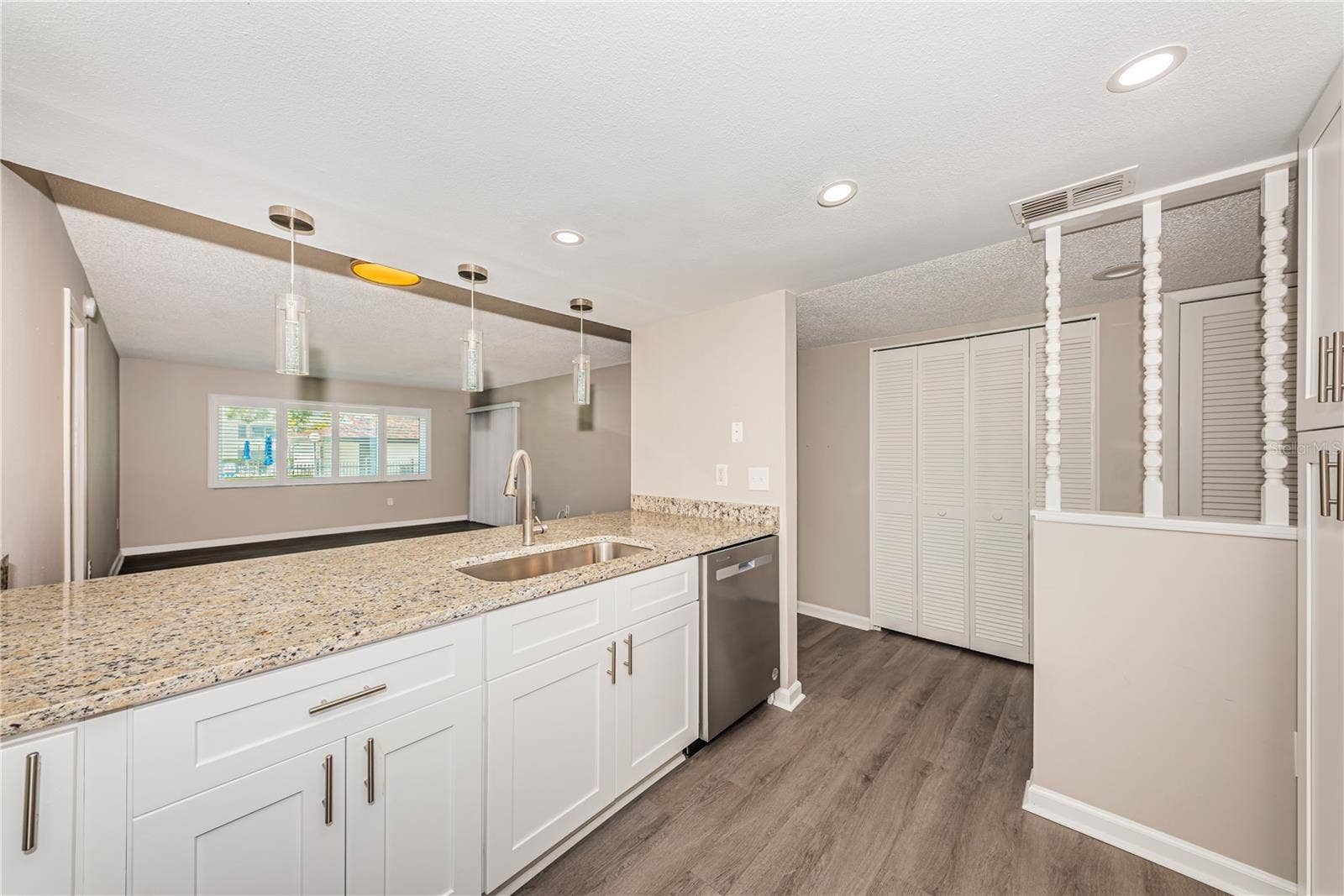2591 COUNTRYSIDE BOULEVARD, #5106, Clearwater, FL 33761 Kitchen