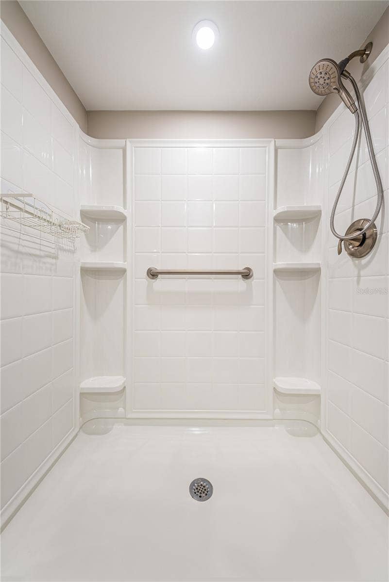2591 COUNTRYSIDE BOULEVARD, #5106, Clearwater, FL 33761 Primary Bathroom
