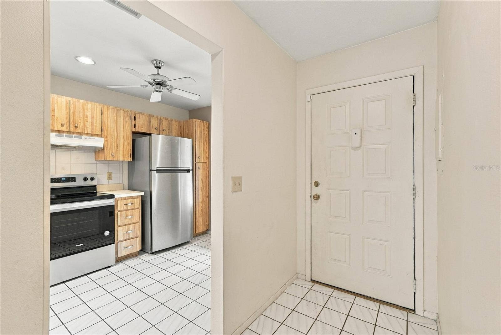 1111 THAYER STREET, #1111, Safety Harbor, FL 34695 Foyer with Kitchen on the side