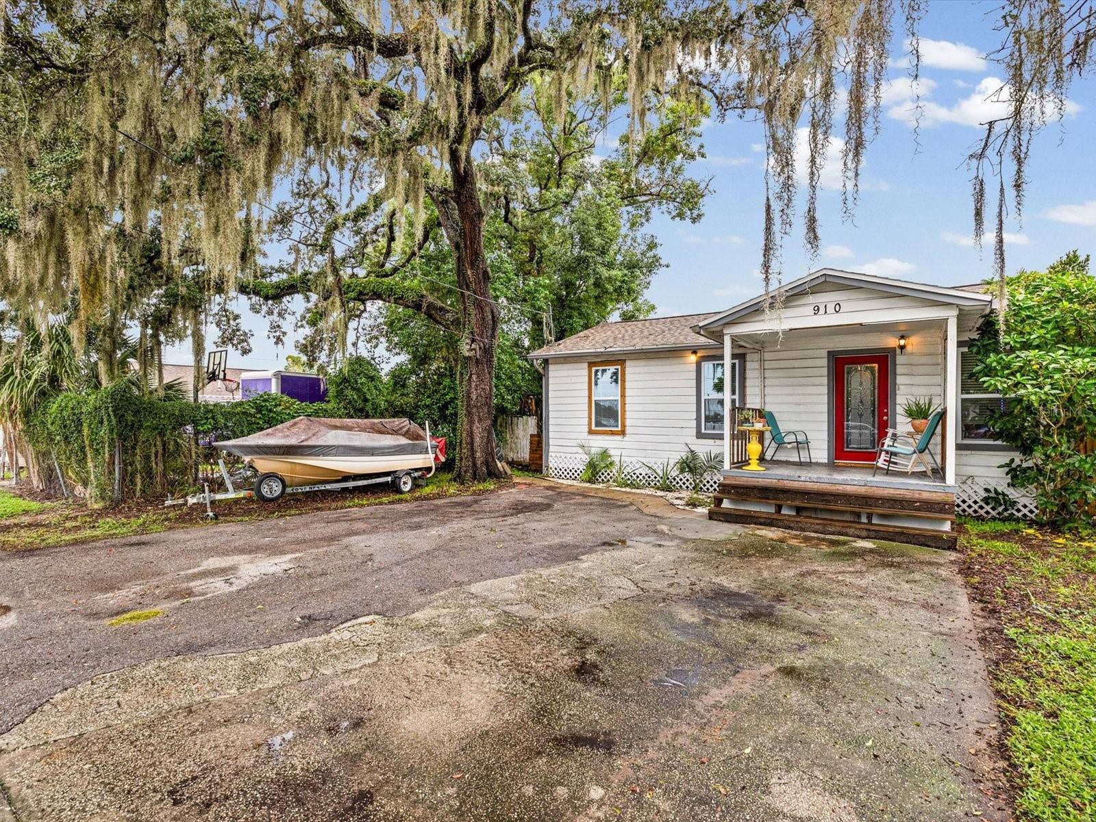 910 E ESKIMO AVENUE, Tampa, FL 33604 910 E ESKIMO AVENUE, Tampa, FL 33604
