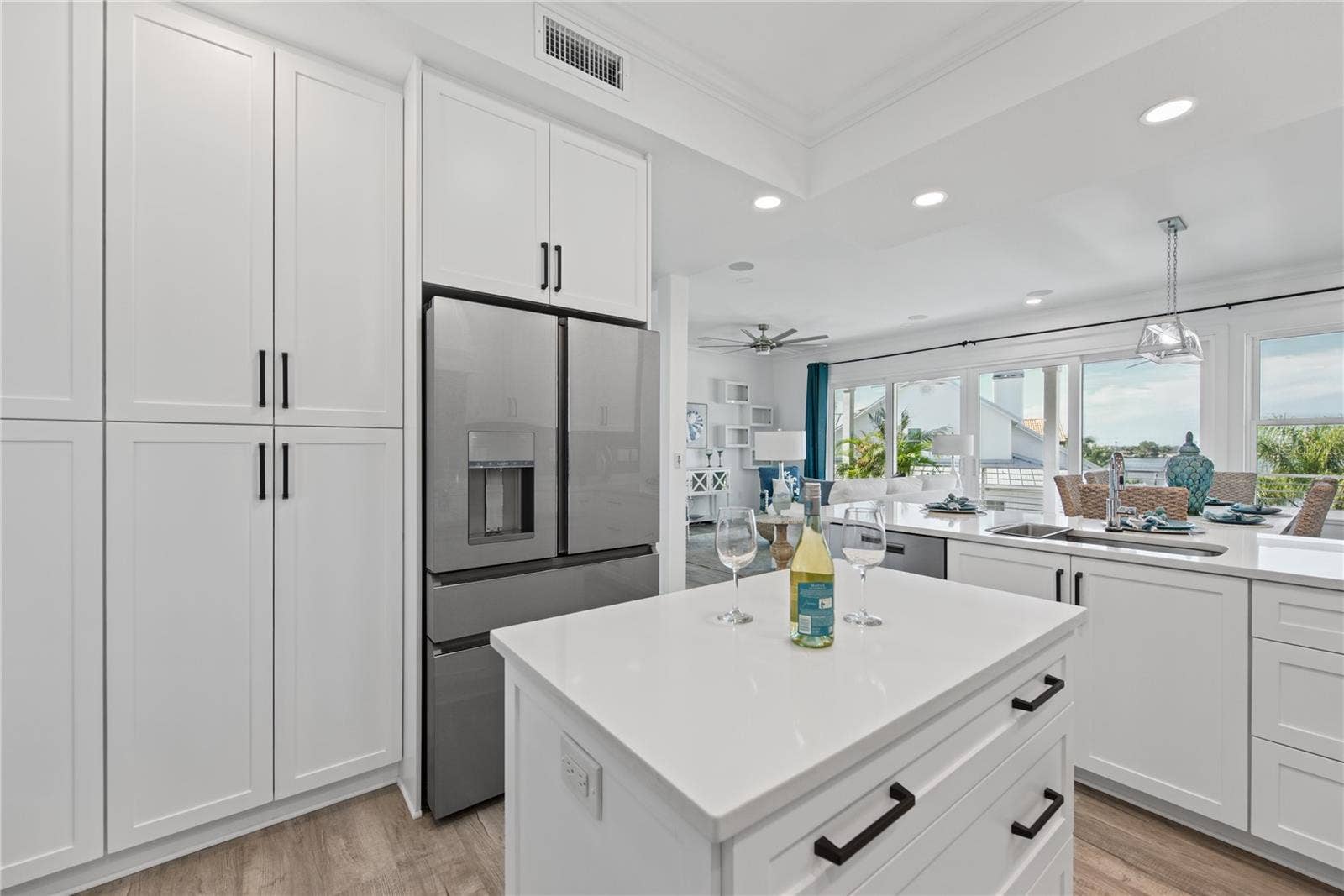2813 KIPPS COLONY DRIVE S, Gulfport, FL 33707 2813 KIPPS COLONY DRIVE S, Gulfport, FL 33707