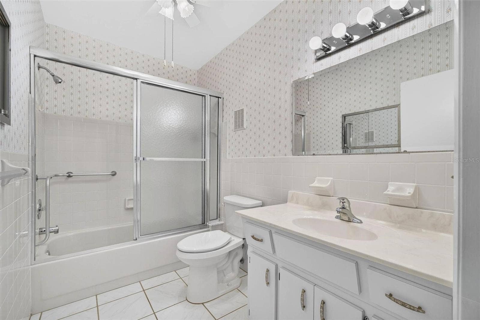 2221 SWEDISH DRIVE, #53, Clearwater, FL 33763 Guest Bathroom