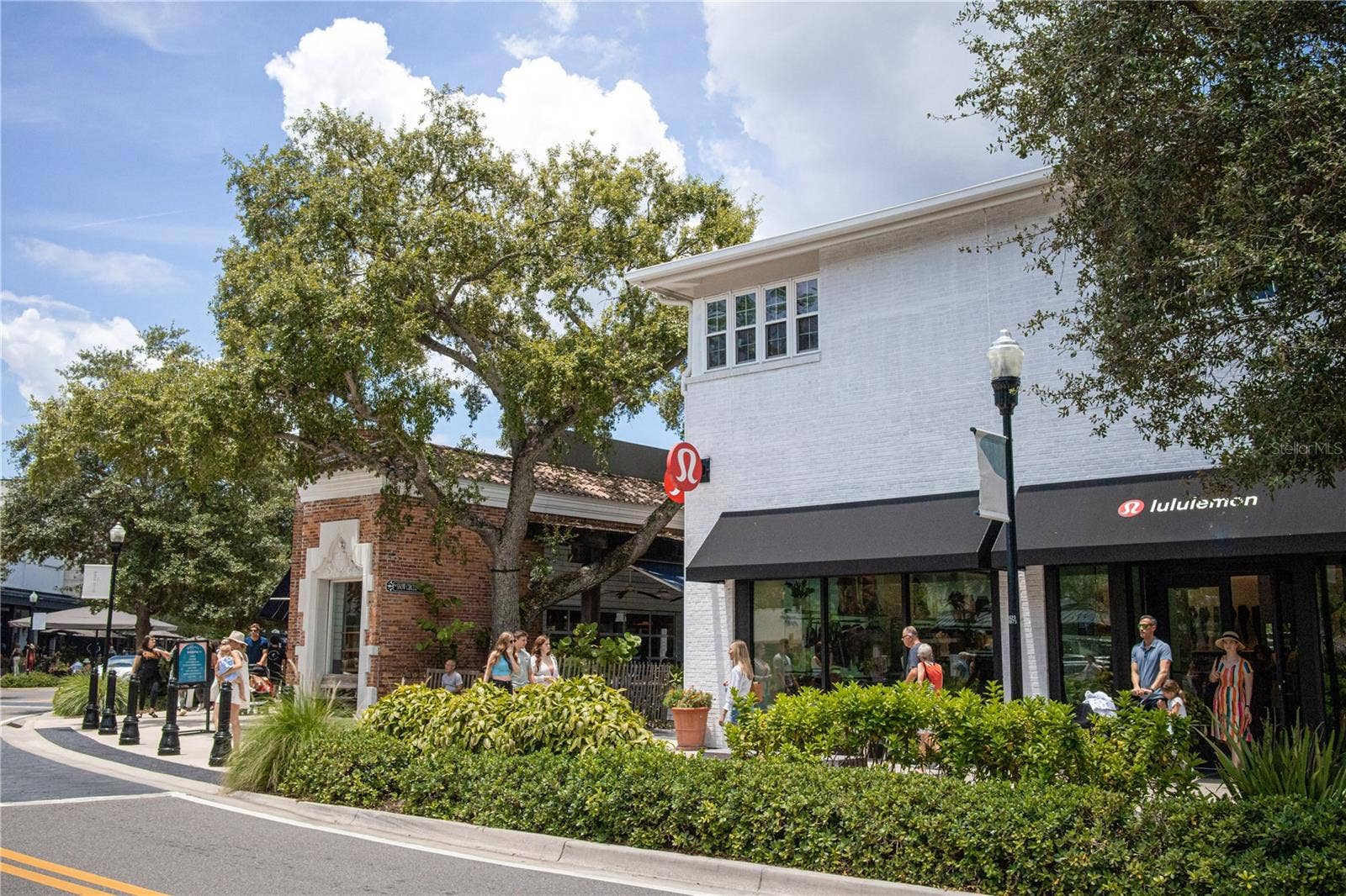 Truly Live the Urban Lifestyle! Upscale Shopping Options include Lululemon, West Elm, Rag & Bone, Anthropology, Suit Supply, Sephora, Sur La Table Just to Name a Few...