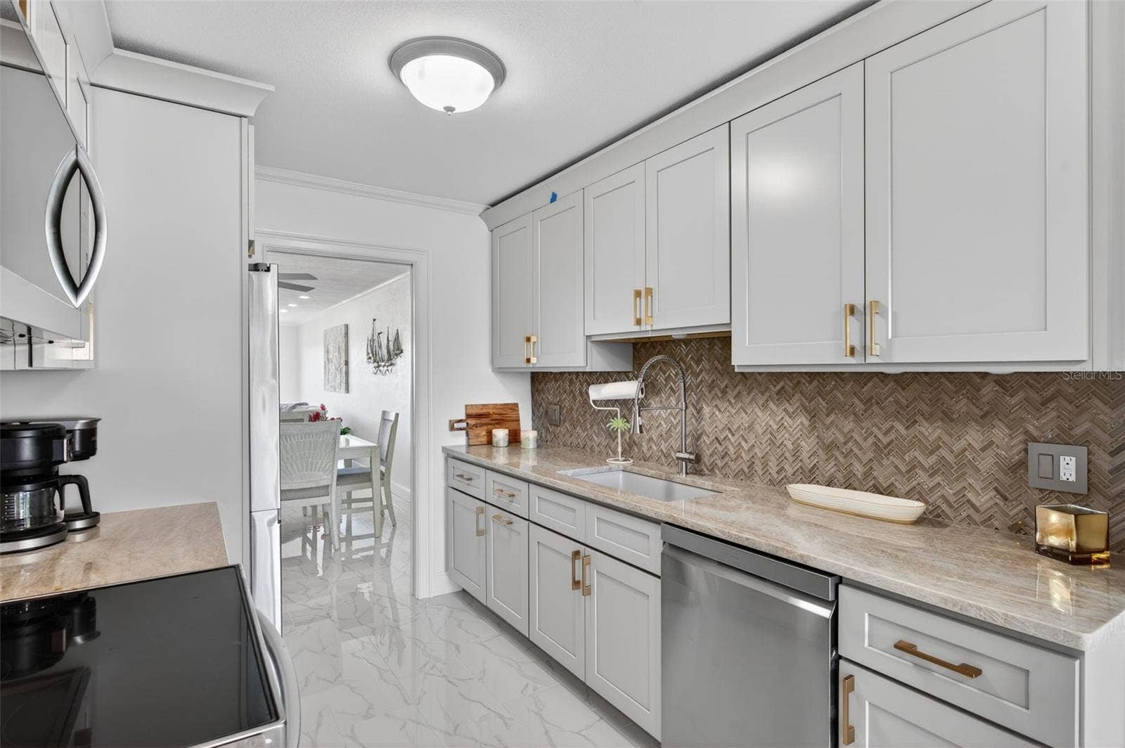 427 BOCA CIEGA POINT BOULEVARD N, St Petersburg, FL 33708 Granite countertops and stainless steel appliances