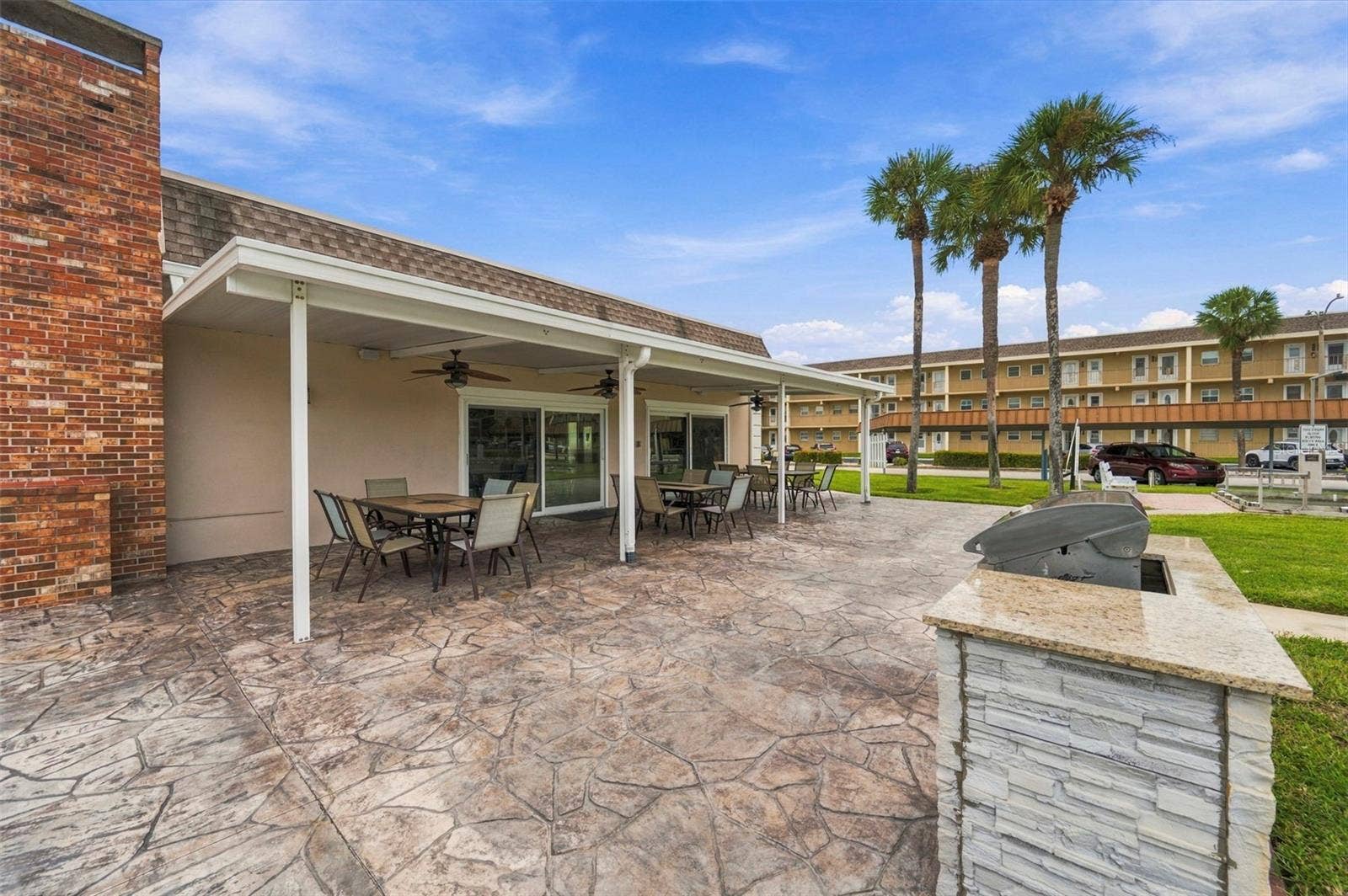 427 BOCA CIEGA POINT BOULEVARD N, St Petersburg, FL 33708 Outdoor Grill and seating area