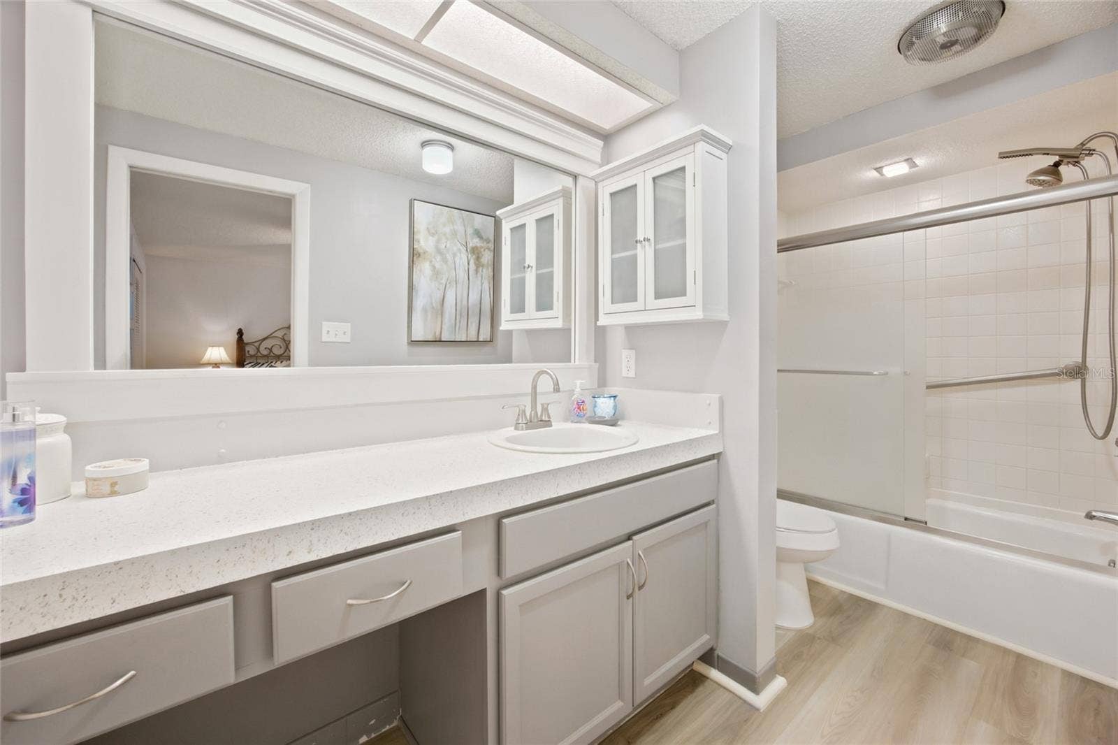 1 QUAIL RUN, Homosassa, FL 34446 Primary bathroom with a nice heat lamp and handicap bar if needed for safety. New Flooring