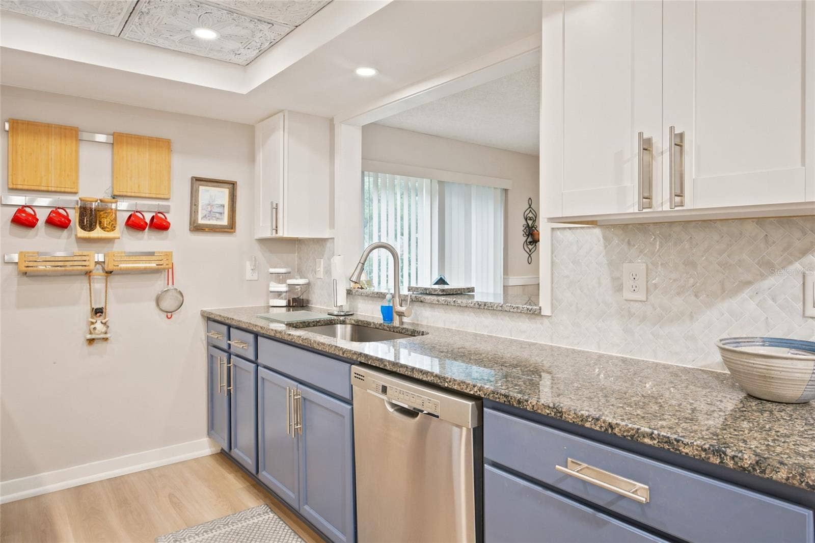 1 QUAIL RUN, Homosassa, FL 34446 Under-mount Sink and Designer Two-Tone Cabinets
