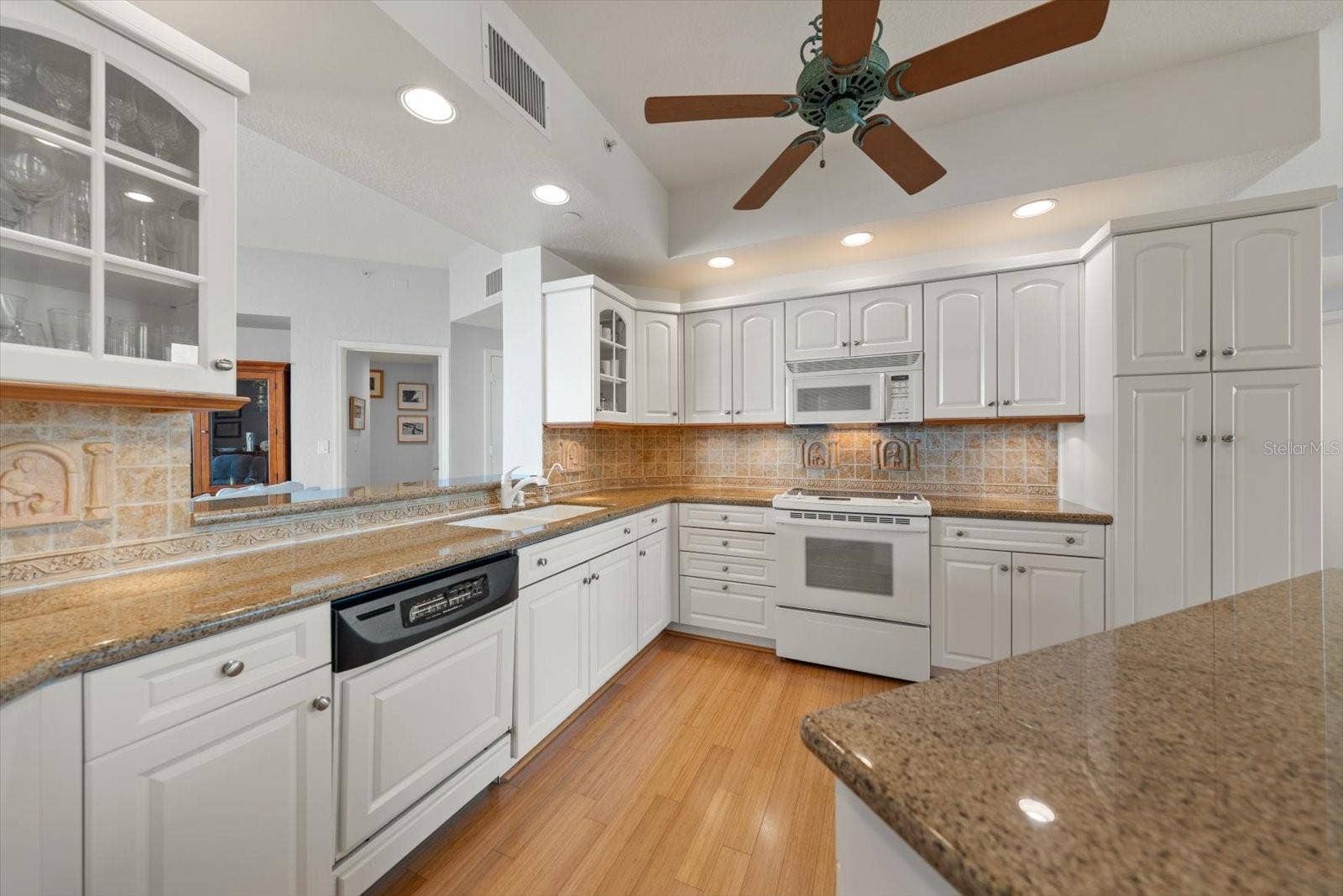 1200 GULF BOULEVARD, #1704, Clearwater, FL 33767 1200 GULF BOULEVARD, #1704, Clearwater, FL 33767