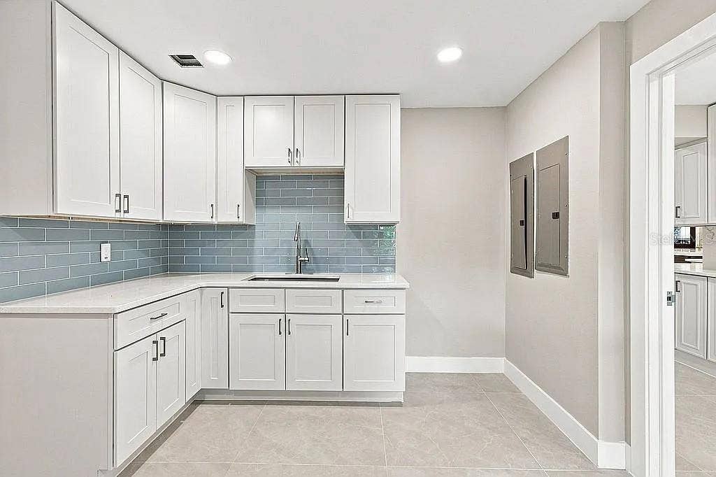 980 BAY ESPLANADE, Clearwater, FL 33767 Laundry room