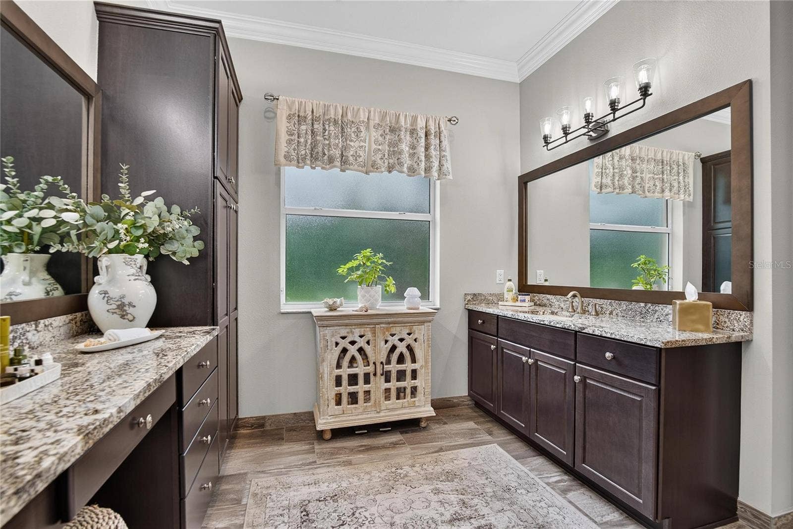 Primary En-suite Bathroom w/Framed Mirrors & Crown Molding