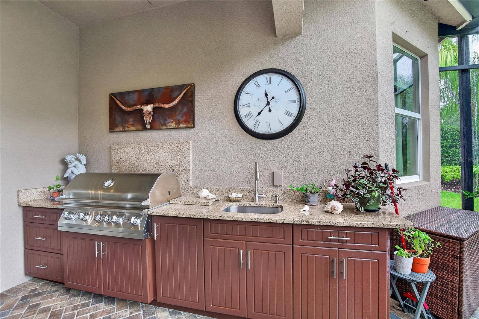 Outdoor Kitchen w/Oversized LION Grill