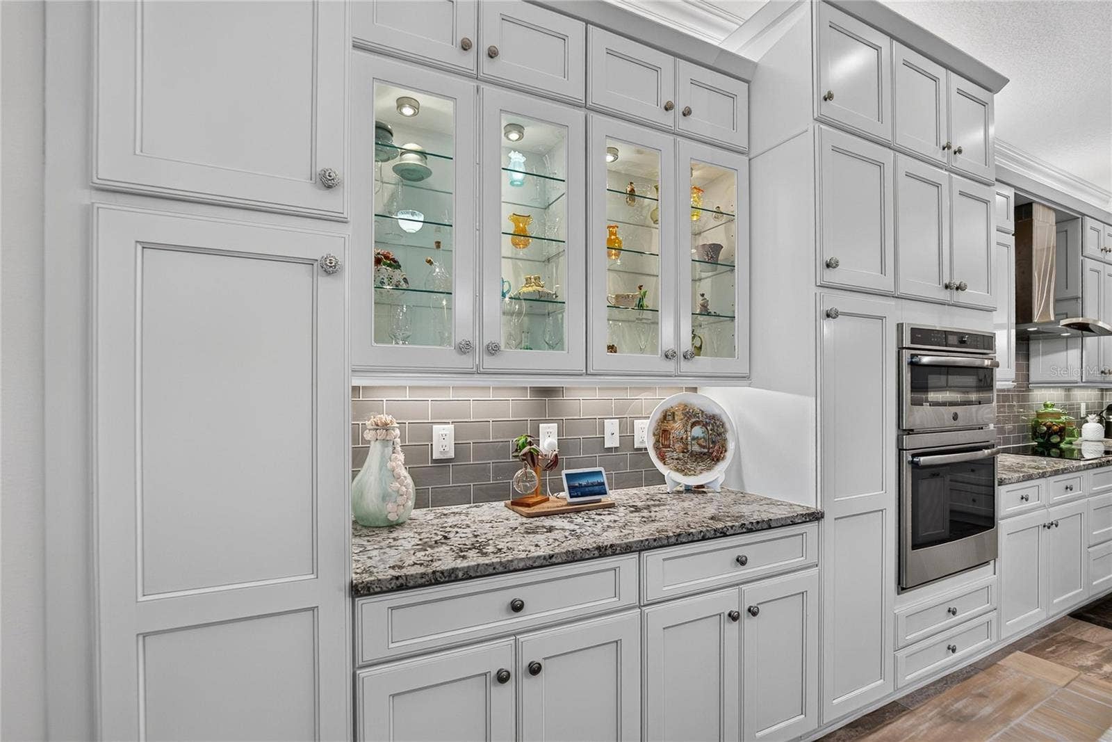 Upgraded Kitchen Cabinetry w/Pullout Drawers