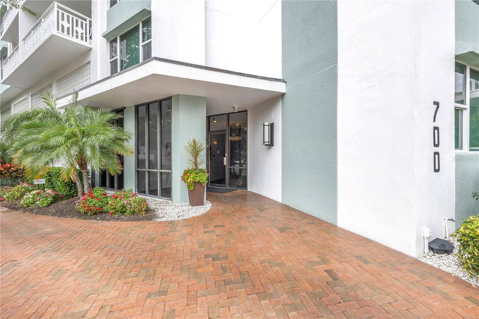 700 BEACH DRIVE NE, #201, St Petersburg, FL 33701 Front Drive