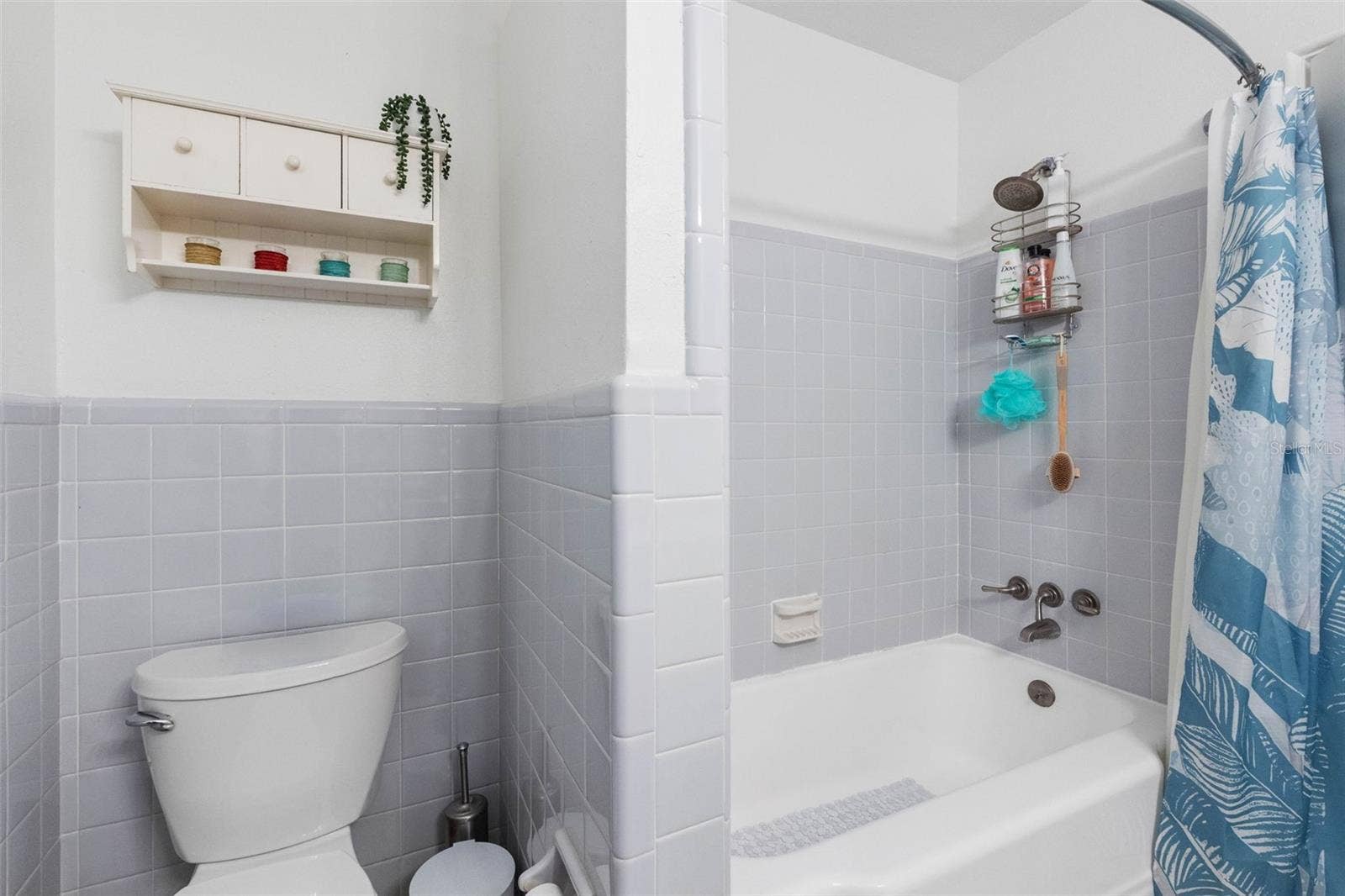 11280 5TH STREET E, Treasure Island, FL 33706 Bath/shower combo.
