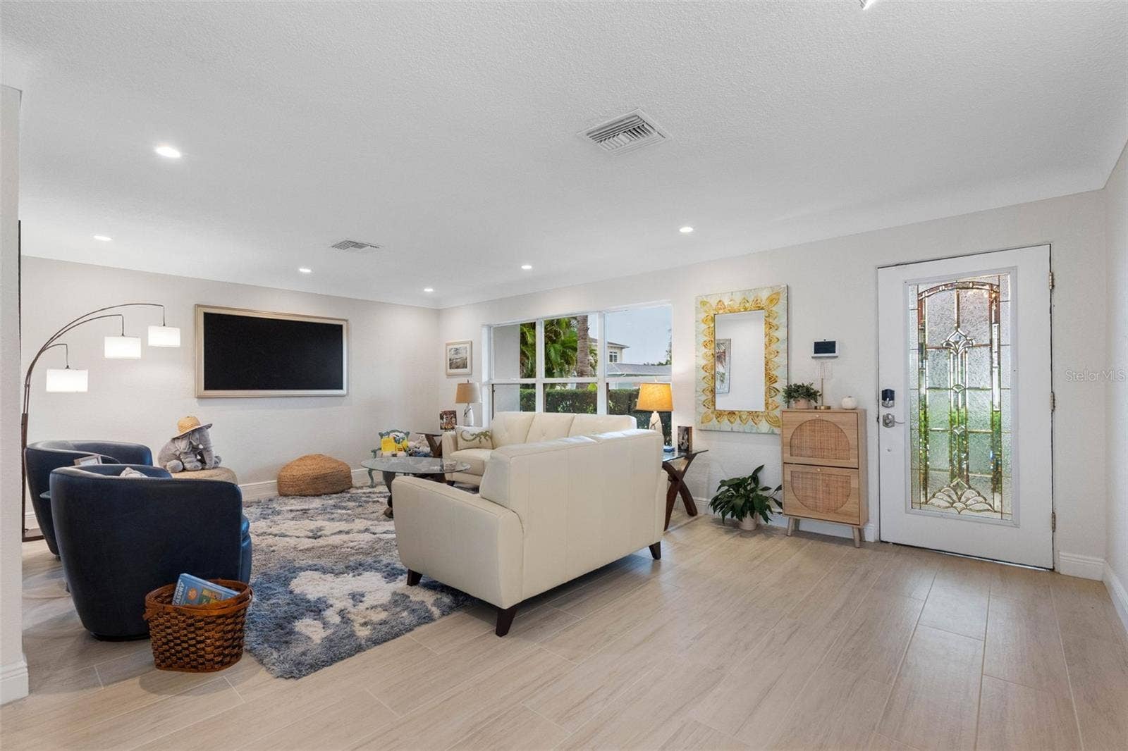 11280 5TH STREET E, Treasure Island, FL 33706 Come on in.