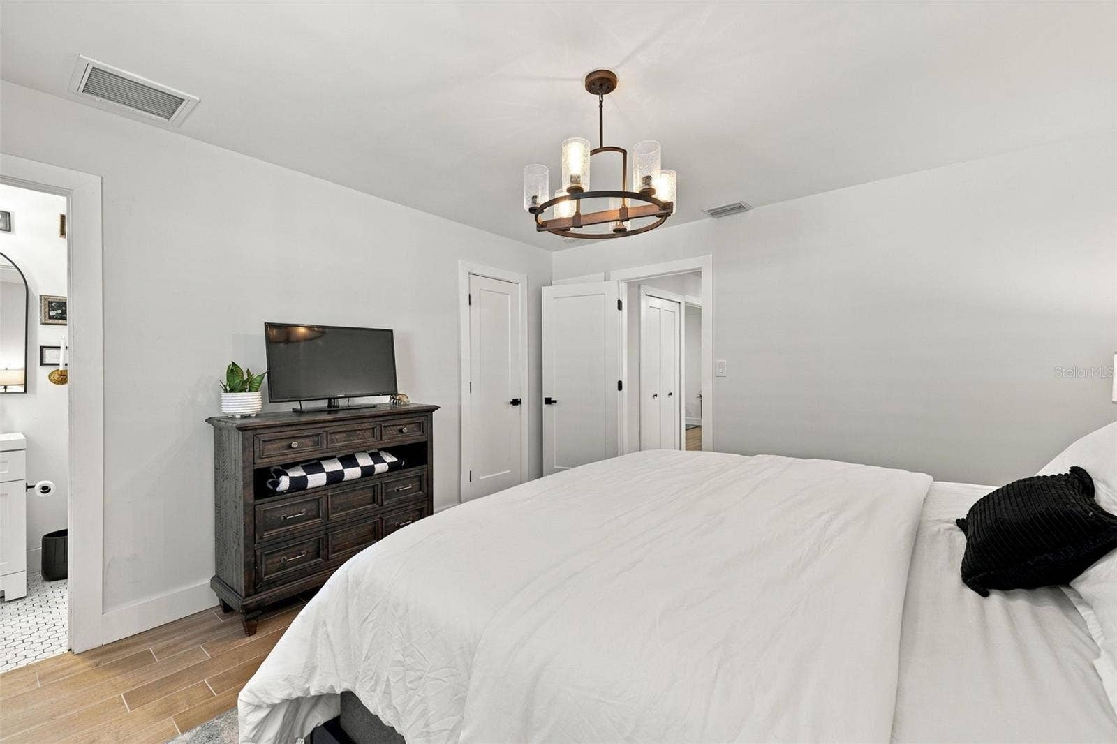 Primary Bedroom with Walk-In Closet and En-suite Bathroom