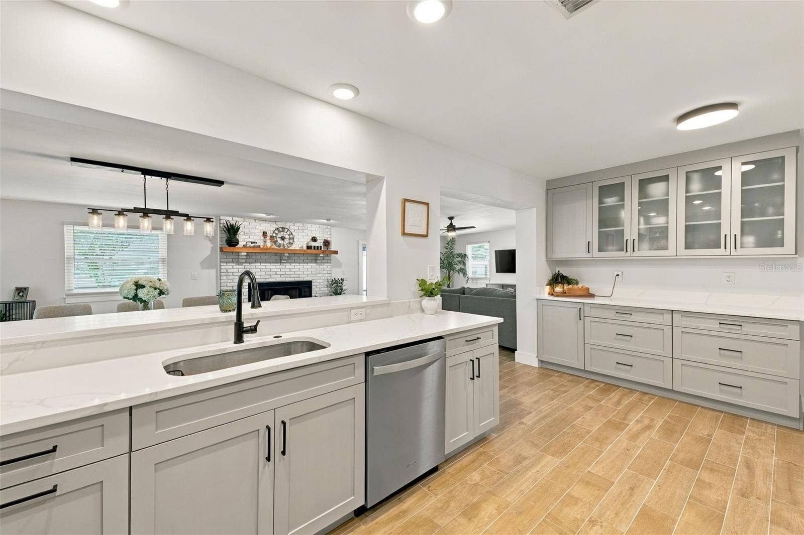 Kitchen / Breakfast Bar