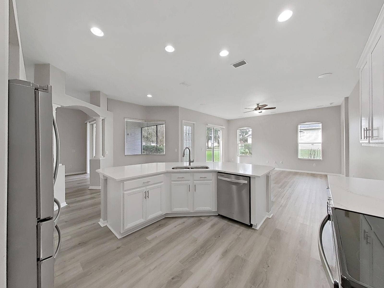 9310 MANGROVE COURT, Tampa, FL 33647 Kitchen