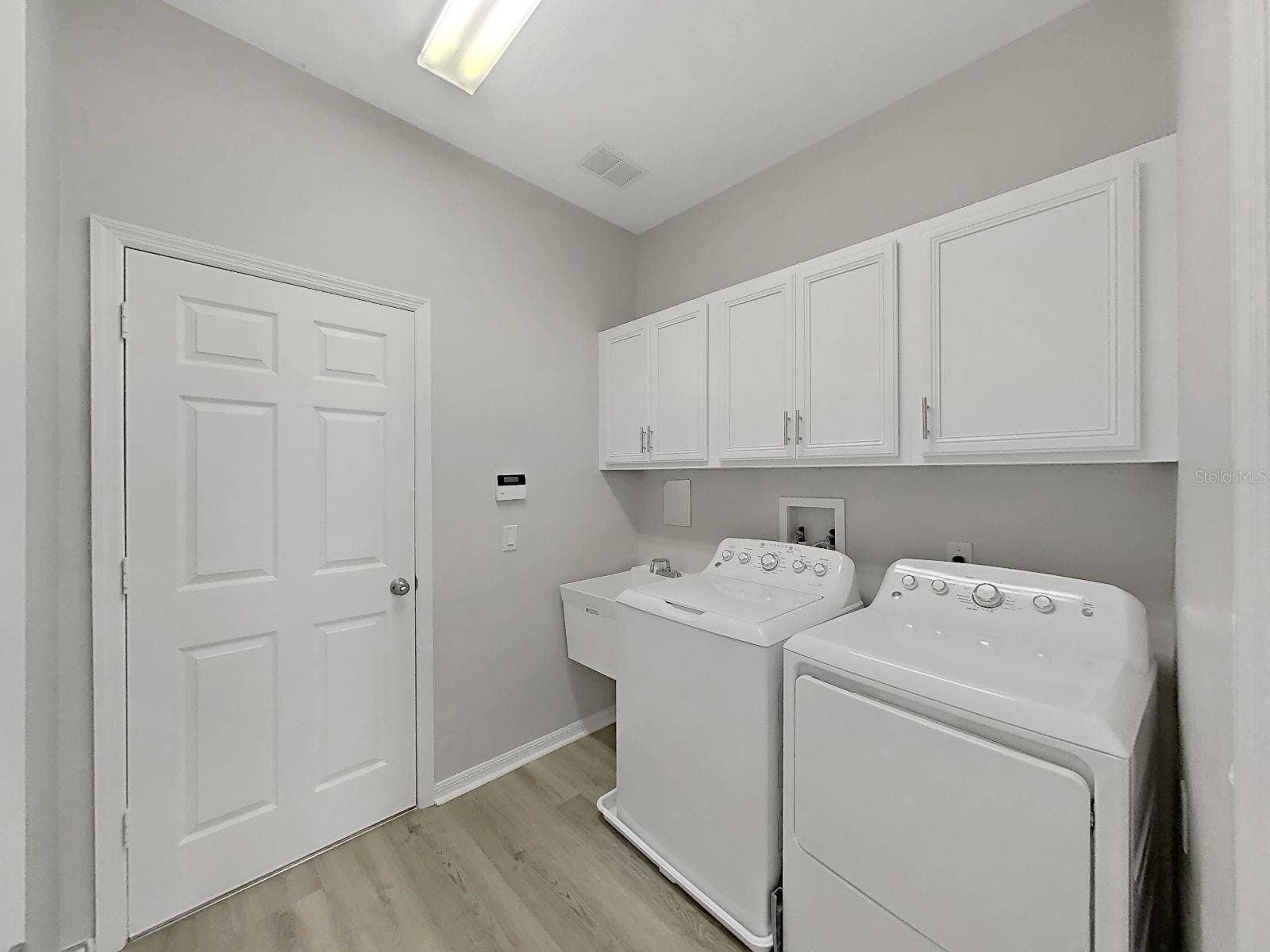 9310 MANGROVE COURT, Tampa, FL 33647 laundry