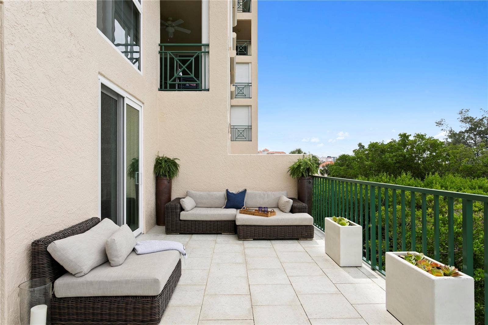 St Petersburg, FL 33711 Relaxing Exrensive Deck