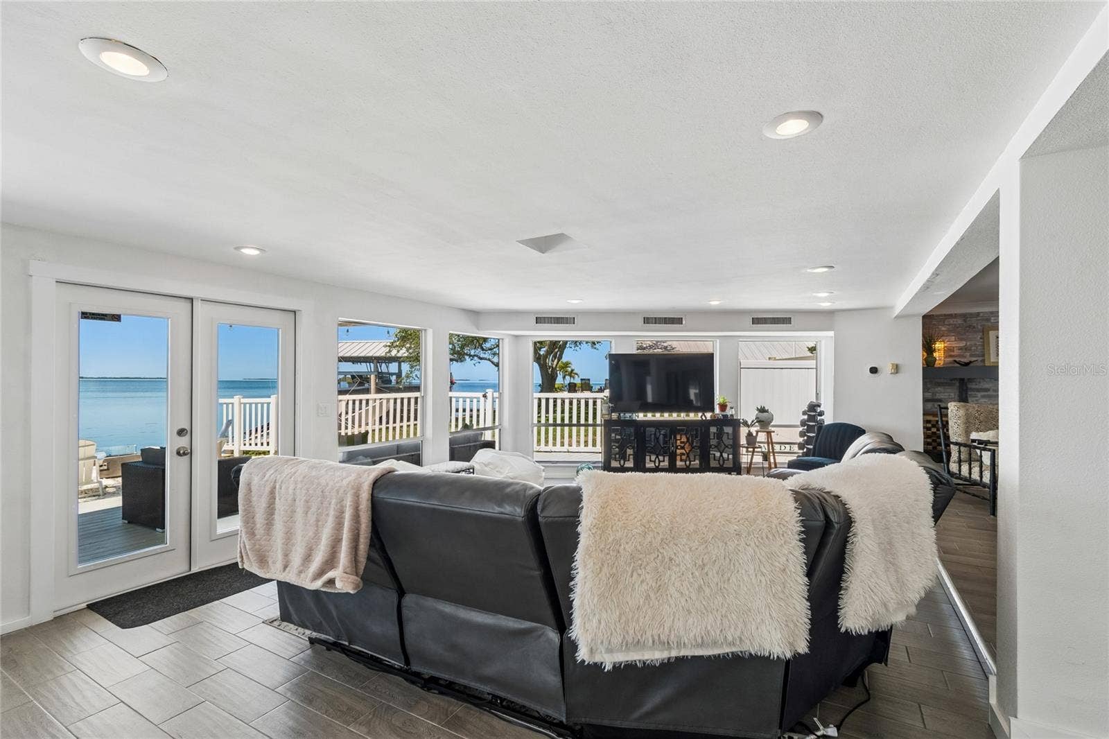 104 KLOSTERMAN ROAD W, Palm Harbor, FL 34683