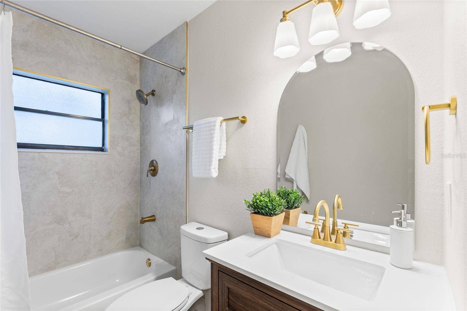 15804 IRONWARE PLACE, Tampa, FL 33624 Guest Bathroom