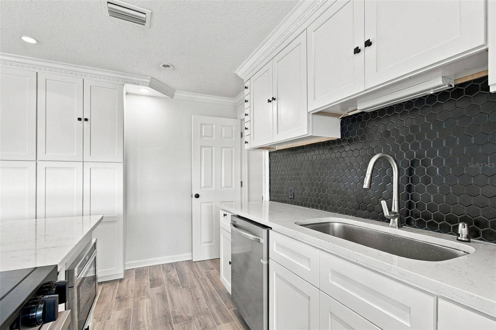 2078 NE MONTANA AVENUE NE, St Petersburg, FL 33703