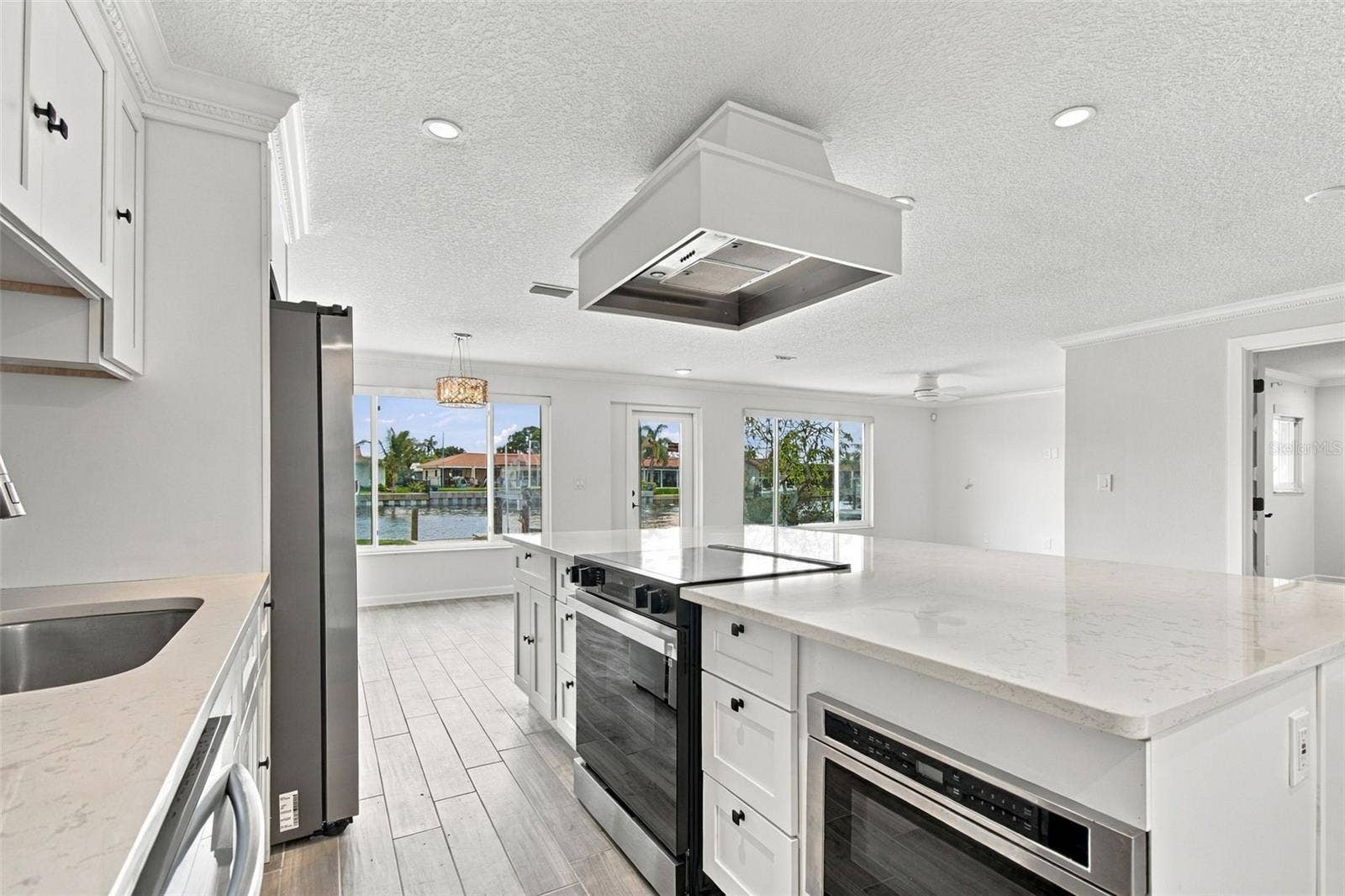 2078 NE MONTANA AVENUE NE, St Petersburg, FL 33703