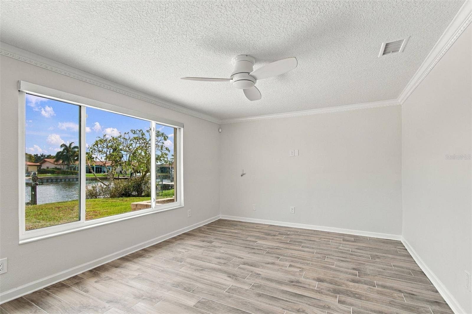 2078 NE MONTANA AVENUE NE, St Petersburg, FL 33703