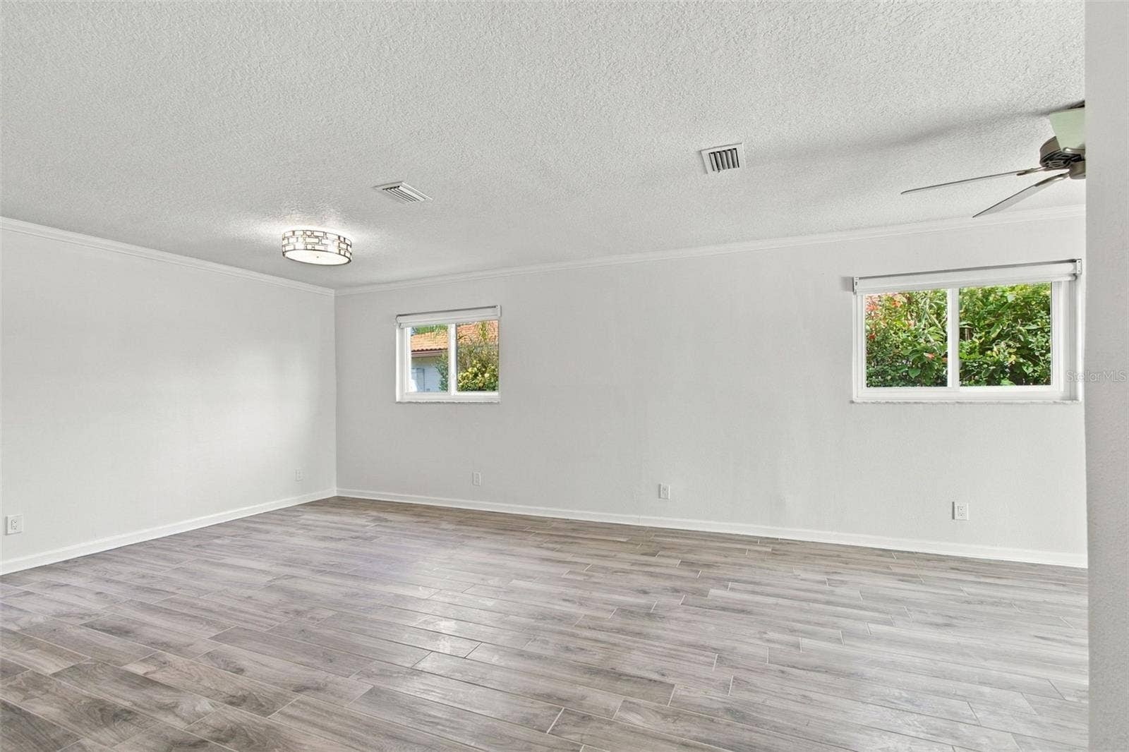 2078 NE MONTANA AVENUE NE, St Petersburg, FL 33703