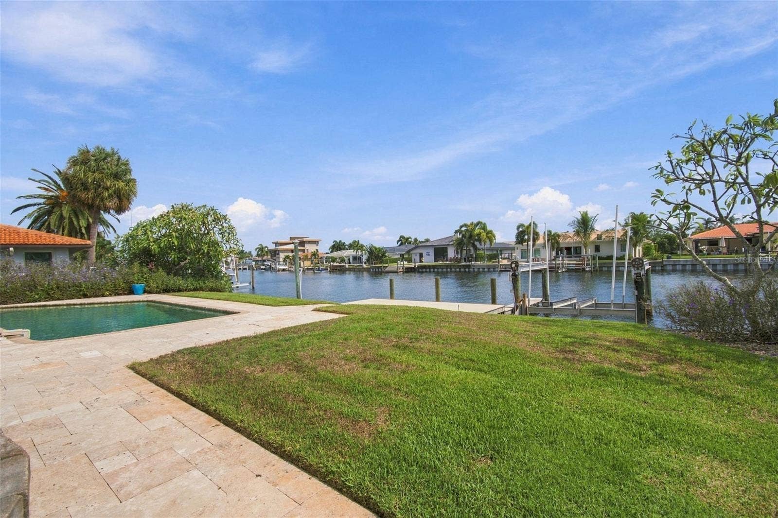 2078 NE MONTANA AVENUE NE, St Petersburg, FL 33703