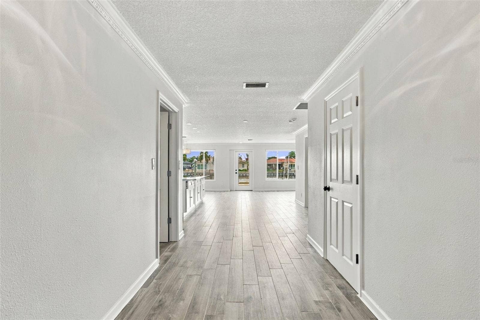 2078 NE MONTANA AVENUE NE, St Petersburg, FL 33703