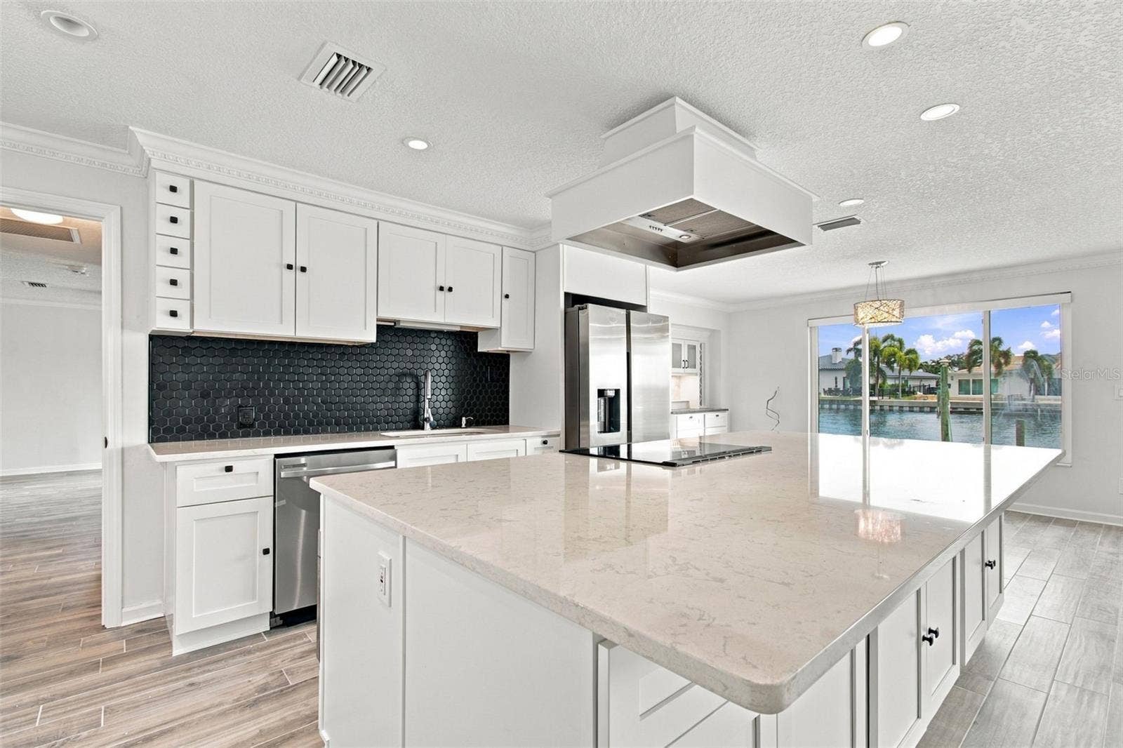 2078 NE MONTANA AVENUE NE, St Petersburg, FL 33703