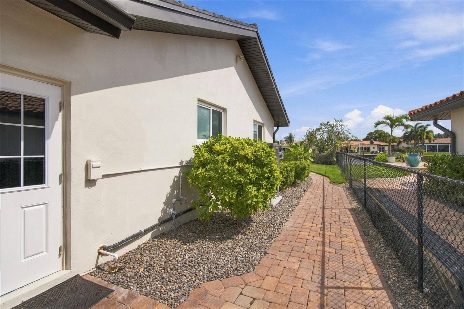 2078 NE MONTANA AVENUE NE, St Petersburg, FL 33703