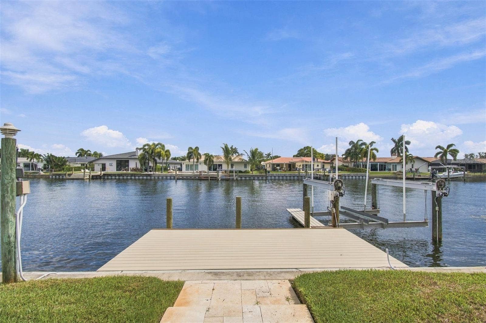 2078 NE MONTANA AVENUE NE, St Petersburg, FL 33703