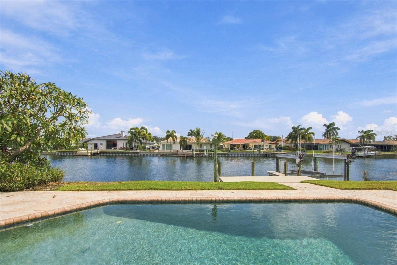 2078 NE MONTANA AVENUE NE, St Petersburg, FL 33703