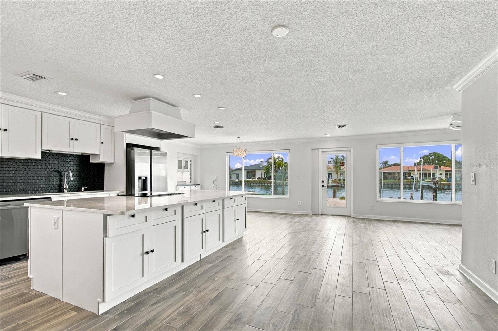 2078 NE MONTANA AVENUE NE, St Petersburg, FL 33703