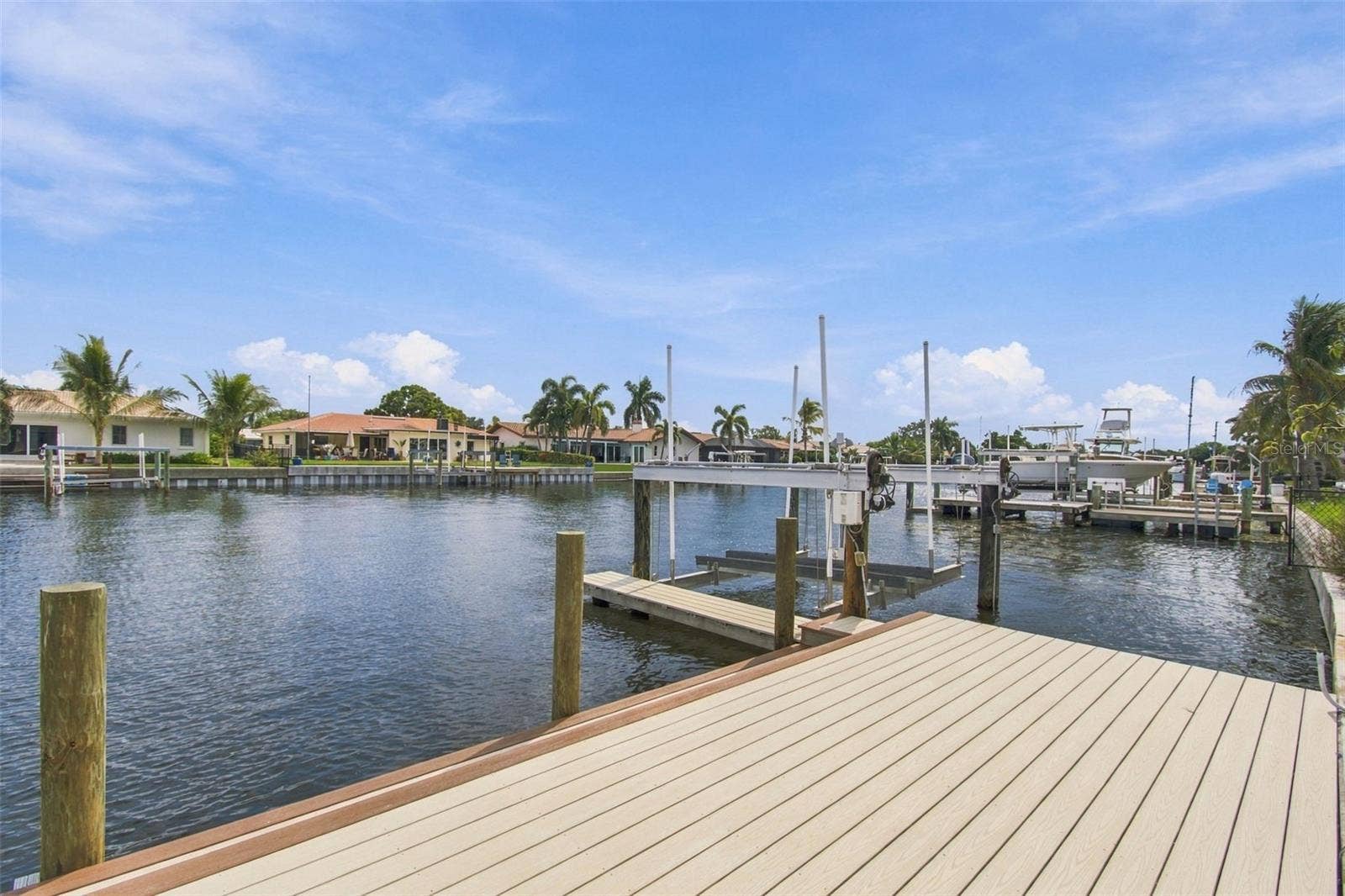 2078 NE MONTANA AVENUE NE, St Petersburg, FL 33703
