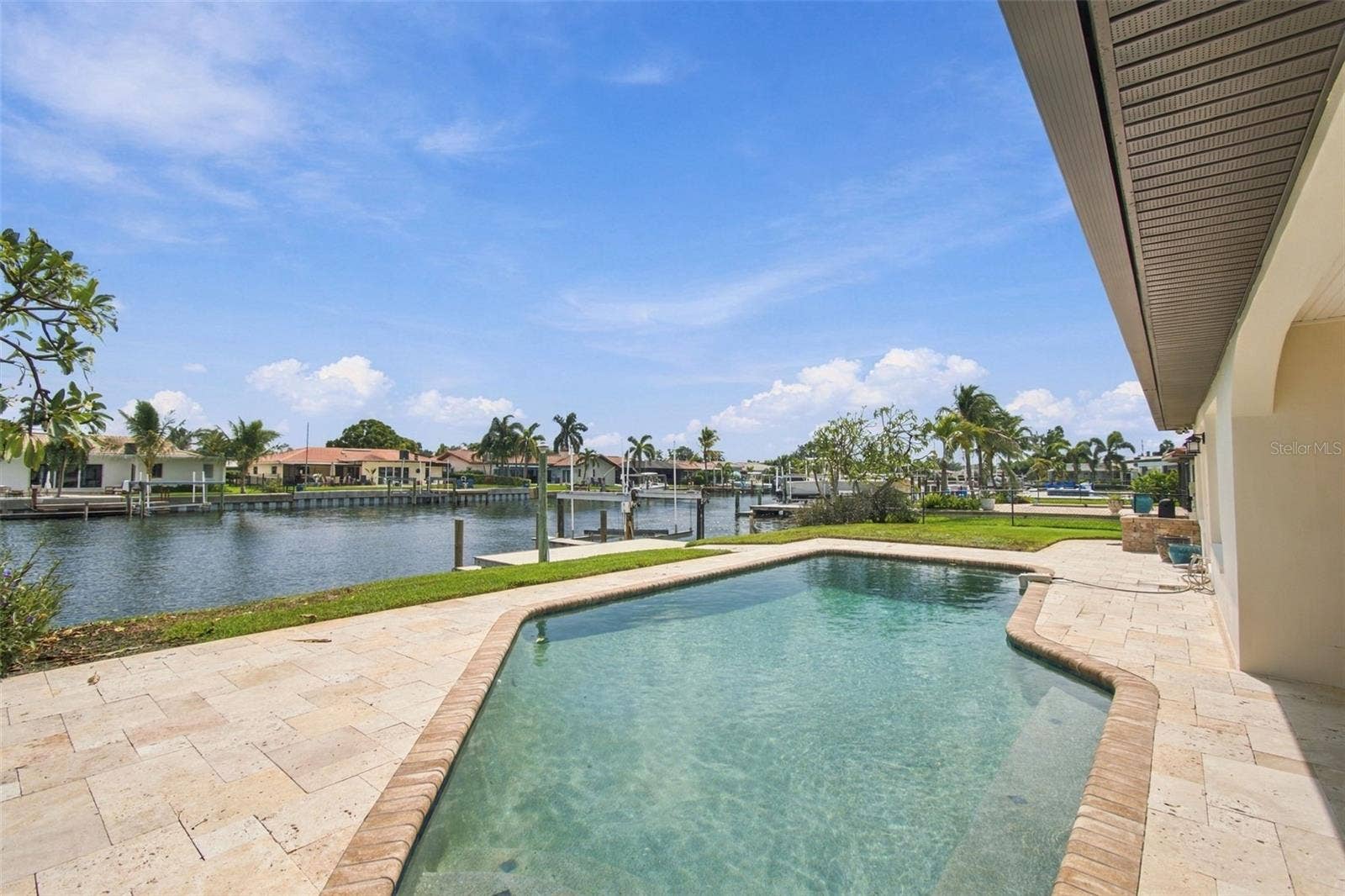 2078 NE MONTANA AVENUE NE, St Petersburg, FL 33703