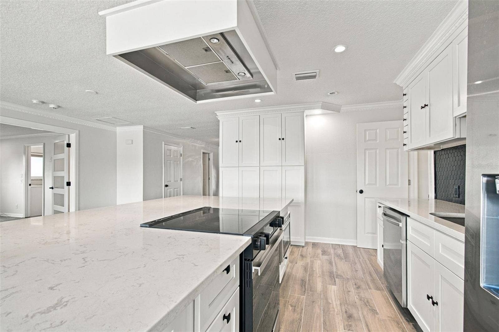 2078 NE MONTANA AVENUE NE, St Petersburg, FL 33703