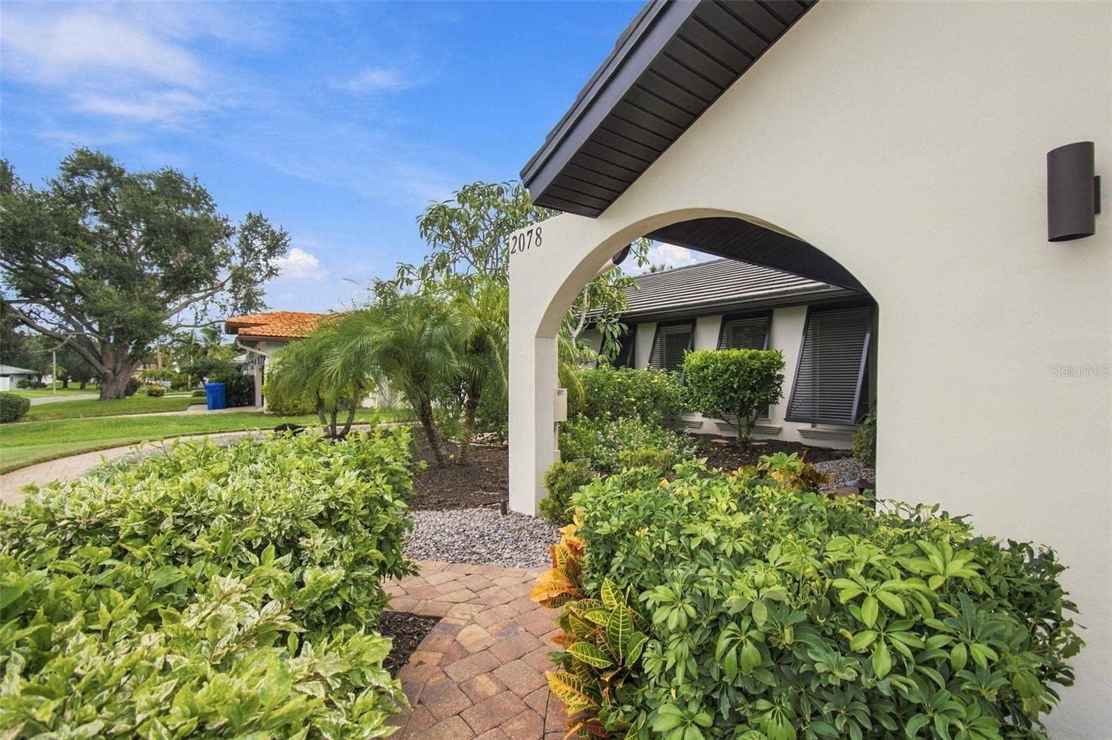 2078 NE MONTANA AVENUE NE, St Petersburg, FL 33703