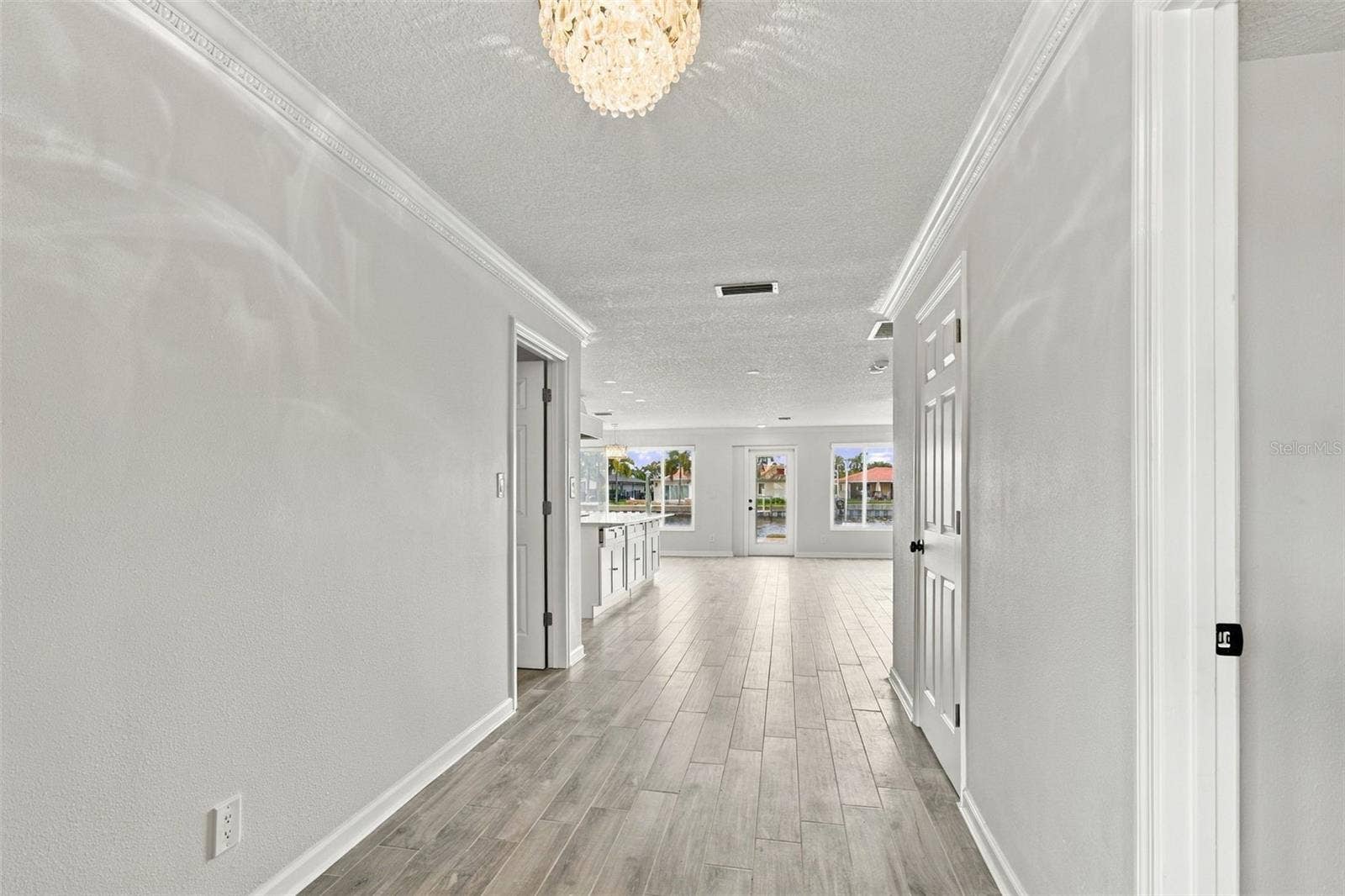 2078 NE MONTANA AVENUE NE, St Petersburg, FL 33703