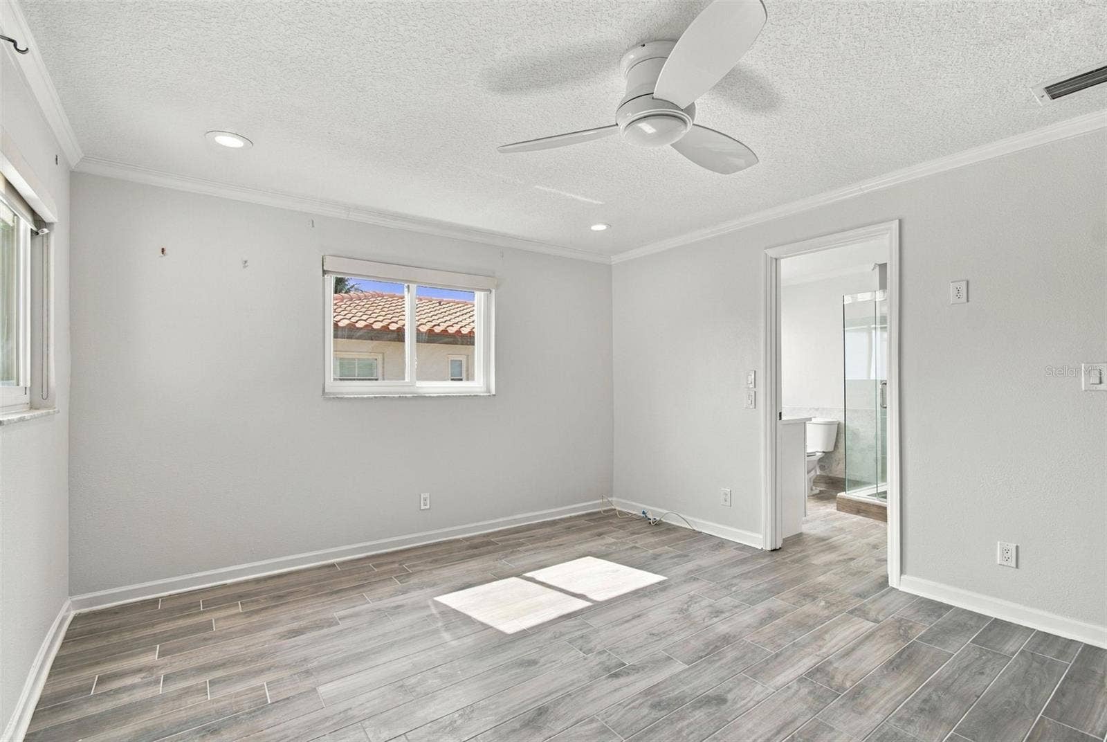 2078 NE MONTANA AVENUE NE, St Petersburg, FL 33703