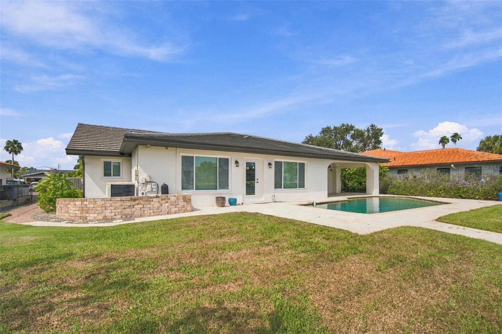 2078 NE MONTANA AVENUE NE, St Petersburg, FL 33703