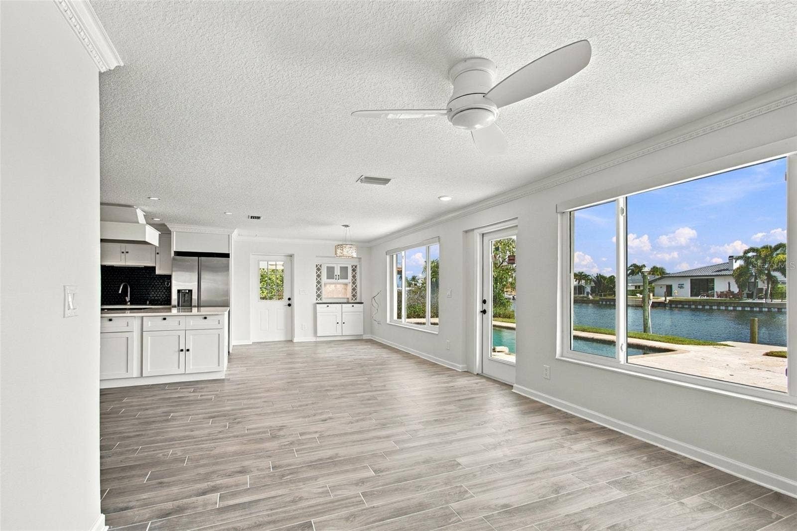 2078 NE MONTANA AVENUE NE, St Petersburg, FL 33703